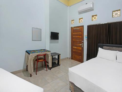Guestroom, Wisma Dhana in Praya
