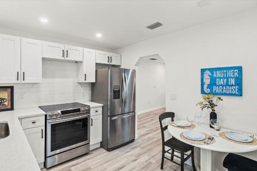 مطبخ, Quaint Gulfport Beach Bungalow in جالفبورت - فلوريدا