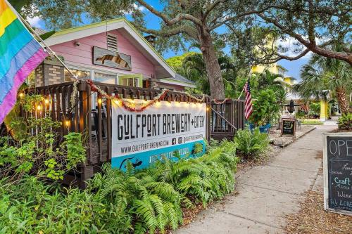 Quaint Gulfport Beach Bungalow in جالفبورت - فلوريدا
