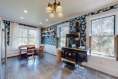 Old Mansard in 西丹尼斯 (MA)