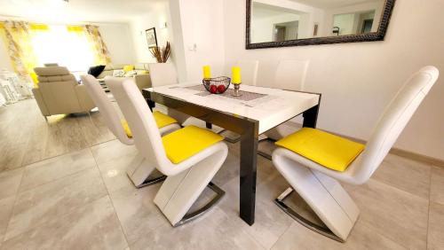 3 bedrooms, 6 beds