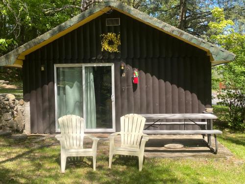 Amber Lantern Two-Bedroom Cottage in Lake George, USA