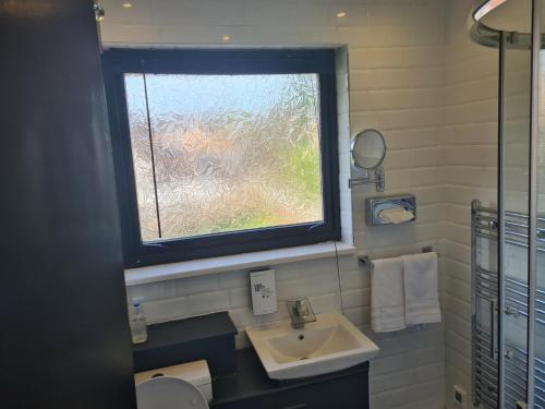 Bathroom, Travel Host 3 BEDROOM HOUSE WITH FREE PARKING in Glasgow