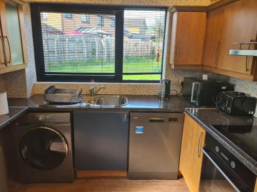 Kitchen, Travel Host 3 BEDROOM HOUSE WITH FREE PARKING in Glasgow