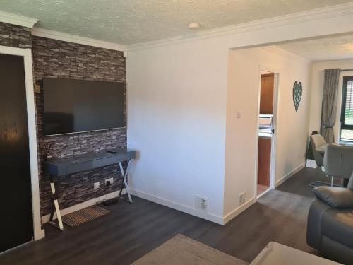 Shared lounge/TV area, Travel Host 3 BEDROOM HOUSE WITH FREE PARKING in Glasgow