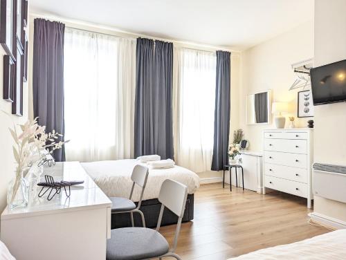 Guest Rooms in Anfiled Near Stadium, Free Parking 4