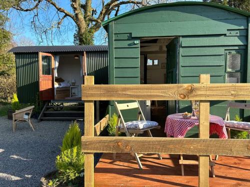 Erkély/terasz, Shepherds Hut in enclosed field in Splott