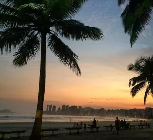 Apto a poucos metros da Praia da Enseada com Wi-Fi