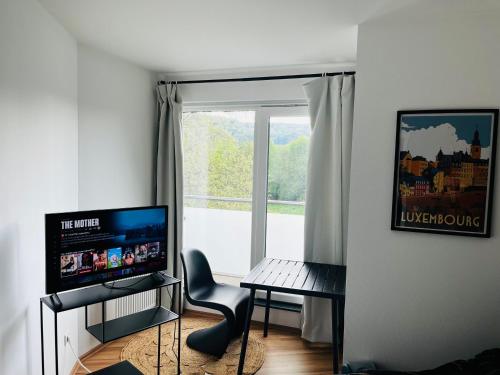 Luxembourg City - 70m2 - Easy parking - Bus - 2 TVs - between City and Forest