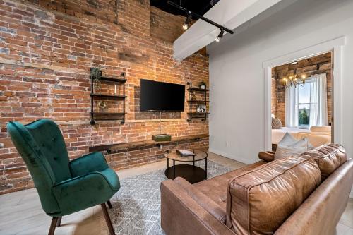 . The Goodman: Front Street Flats