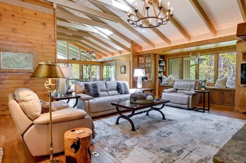 Luxe Glenville Cabin with Porch and BBQ about 5 Mi to Lake in Glenville, USA