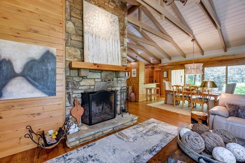 Luxe Glenville Cabin with Porch and BBQ about 5 Mi to Lake in Glenville, USA