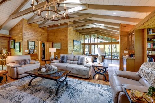 Luxe Glenville Cabin with Porch and BBQ about 5 Mi to Lake in Glenville, USA