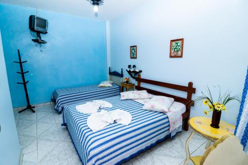 1 double bed, 1 twin bed