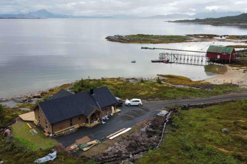 Ny hytte med sjøen. Fantastisk utsikt. Lofoten in Vestbygd