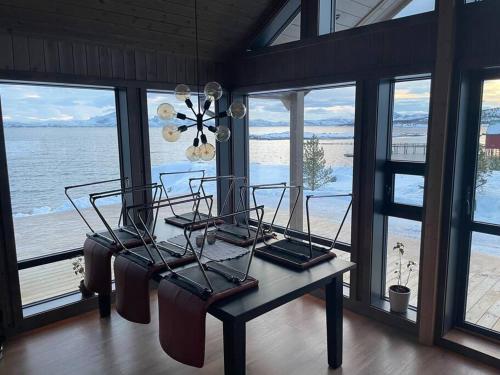 Ny hytte med sjøen. Fantastisk utsikt. Lofoten in Vestbygd