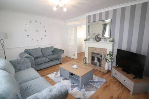 Spacious three bedroom house with off road parking - Apartment - Birmingham