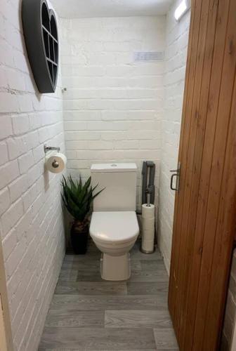 Spacious three bedroom house with off road parking, Birmingham (fotografie 3)