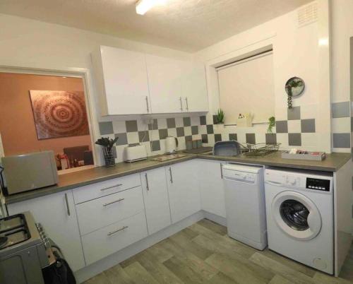 Spacious three bedroom house with off road parking Spacious three bedroom house with off road parking