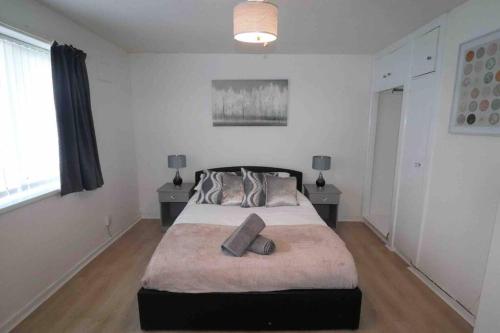 Spacious three bedroom house with off road parking Spacious three bedroom house with off road parking