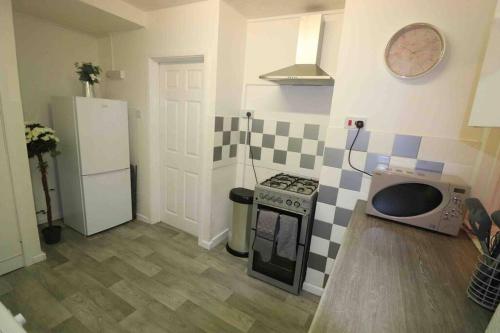 Spacious three bedroom house with off road parking, Birmingham (fotografie 8)