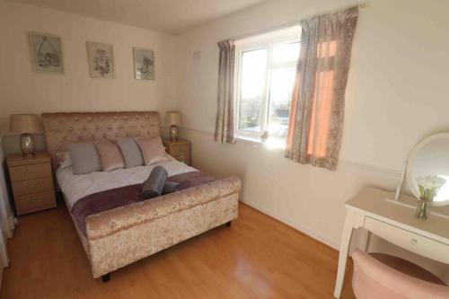 Spacious three bedroom house with off road parking Spacious three bedroom house with off road parking