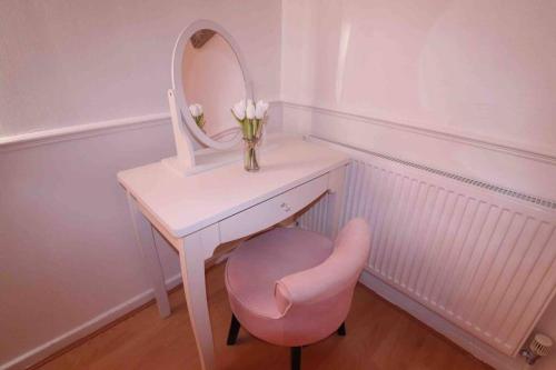 Spacious three bedroom house with off road parking Spacious three bedroom house with off road parking