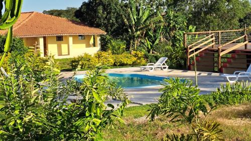 Sítio à beira do Rio para pescaria, churrasqueira e piscina