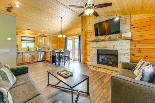 Maggie Valley Cabin 4 Mi to Cataloochee Ski Area! in Maggie Valley, USA