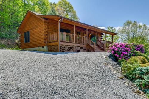 Maggie Valley Cabin 4 Mi to Cataloochee Ski Area! in Maggie Valley, USA