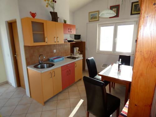 Apartments with a parking space Vinisce Trogir - 11075 - image 7