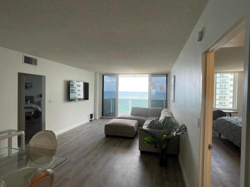 MAGNIFICENT 2 bedroom /2 bath beachfront with Beach View Condo apartment in Hollywood, USA