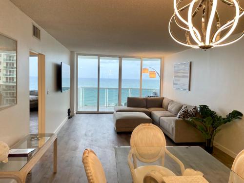 MAGNIFICENT 2 bedroom /2 bath beachfront with Beach View Condo apartment in Hollywood, USA