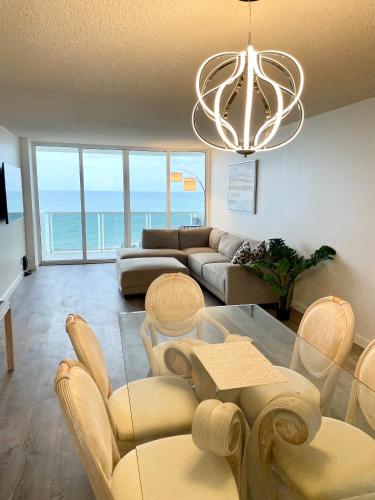 MAGNIFICENT 2 bedroom /2 bath beachfront with Beach View Condo apartment in Hollywood, USA