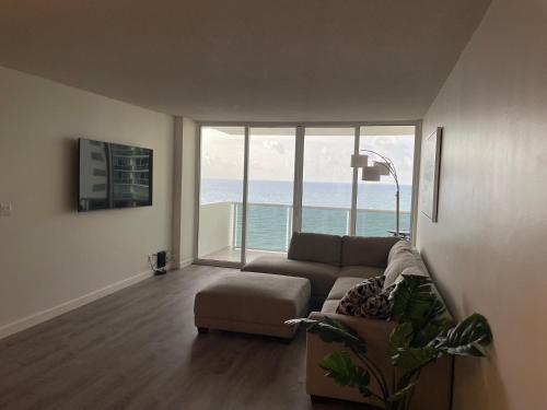 MAGNIFICENT 2 bedroom /2 bath beachfront with Beach View Condo apartment in Hollywood, USA