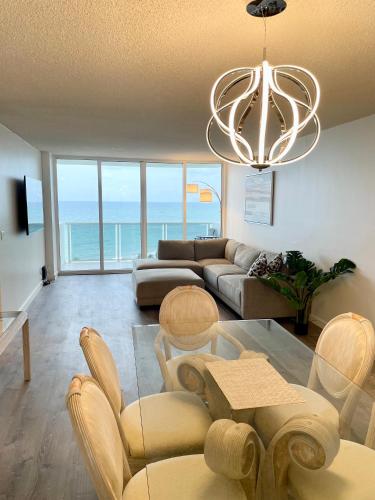 MAGNIFICENT 2 bedroom /2 bath beachfront with Beach View Condo apartment in Hollywood, USA