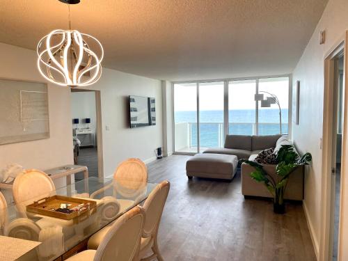 MAGNIFICENT 2 bedroom /2 bath beachfront with Beach View Condo apartment in Hollywood, USA
