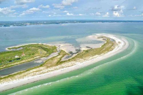 Baileys Bluff Waterfront Escape near Island, Gulf Beaches in Holiday, Vereinigte Staaten von Amerika