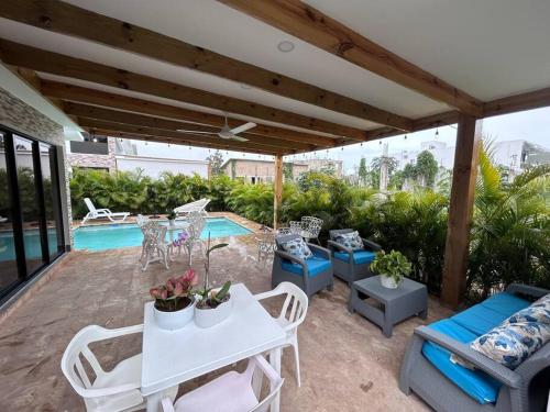Beautiful Home and Pool near beach , BBQ Juan Dolio metro country Club in Juan Dolio Town Center