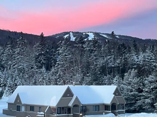 F3 Fairway Village Condo with great mountain views, 8 minute walk from Omni Mount Washington Hotel! F3 Fairway Village Condo with great mountain views, 8 minute walk from Omni Mount Washington Hotel!