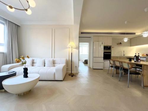 Warm Four Bedroom Apartment with Huangpu River View, Šanghaj (fotografie 7)