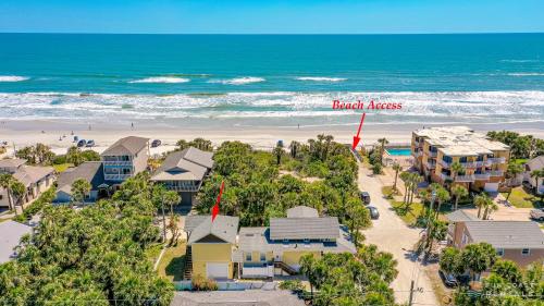 Guesthouse Loft STEPS from the Beach with Balcony and Barbecue Grill in New Smyrna Beach, USA