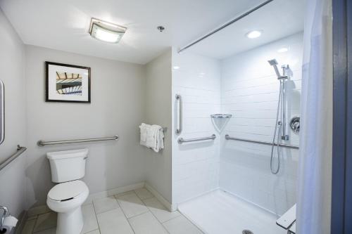 King Room - Mobility Access/Roll in Shower - Non-Smoking