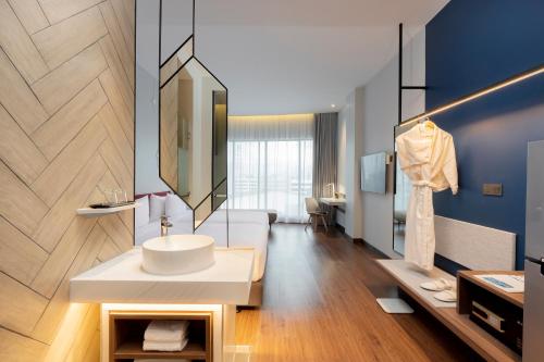 room detail thumbnail 2