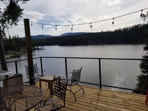 Cottage - Lakeside w/private Hottub near Big White in Naramata, Canada