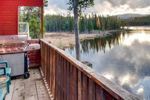 Cottage - Lakeside w/private Hottub near Big White in Naramata, Canada