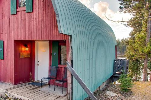 Cottage - Lakeside w/private Hottub near Big White in Naramata, Canada