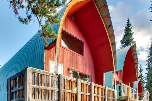 Cottage - Lakeside w/private Hottub near Big White in Naramata, Canada