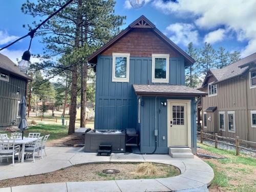 Black Bear Cabin with Hot Tub in Woodland Park (CO)