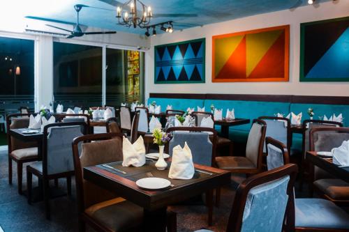 Restaurant, Tropic Inn in Mount Lavinia